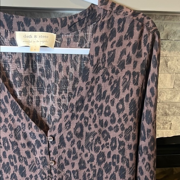 Cloth & Stone Brown Leopard V Neckline Tie Front Blouse - Picture 5 of 13